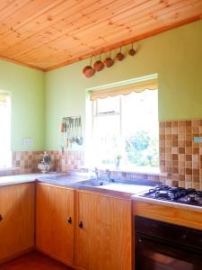 波特萨伦Leenan View Country House的厨房设有水槽和窗户。