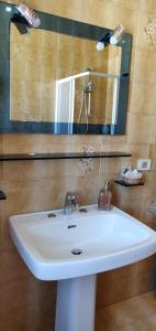 圣卡塔尔多La casa di Flora的浴室设有白色水槽和镜子