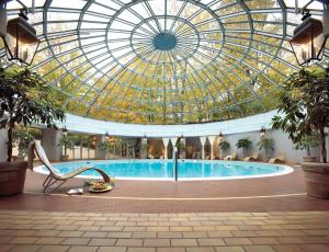 多伦多多伦多当谷套房酒店的一座带玻璃天花板的建筑中的游泳池