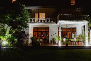 锡比乌圣马丽亚别墅式酒店的夜晚有灯光前廊的房子