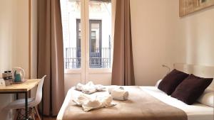 巴塞罗那拉帕尔梅拉旅馆的一间卧室配有带毛巾的床