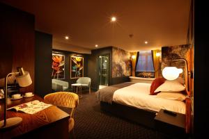 伦敦The Bedford Balham - Live Music Venue的酒店客房设有一张大床和一张桌子。