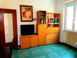 格拉齐Nido del Gabbiano的一间带电视和书架的客厅