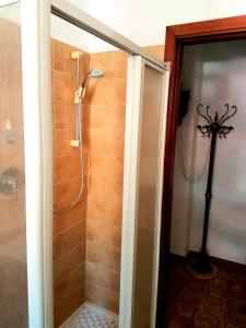 格拉齐Nido del Gabbiano的浴室里设有玻璃门淋浴