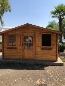 弗卡诺Villaggio Togo Togo的一个小木舱,设有门和窗户