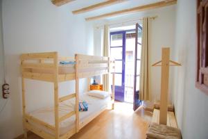 赫罗纳La Lleona Apartment的一间卧室配有两张双层床。