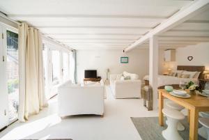 卡莱尔The Retreat Studio的白色的客厅配有床和书桌