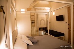 加拉蒂纳Suite Cavour - Ambra的小房间设有床和镜子