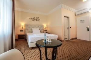 曼海姆马克酒店的酒店客房配有一张床铺和一张桌子。