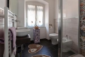 热那亚La BRIGNA B&B Il bosco sul mare的一间带水槽、卫生间和淋浴的浴室