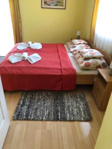 赫维兹绿园公寓的一间卧室配有两张带弓的床铺