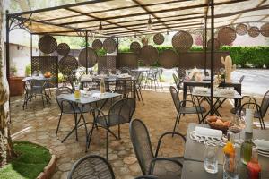 Margès夏龙桥餐厅酒店的帐篷下设有桌椅的餐厅