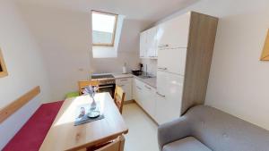 博希尼Apartmaji pri Marodnu的一个带桌子和椅子的小厨房