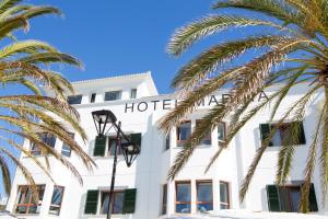 索列尔港海湾酒店的前面有棕榈树的酒店