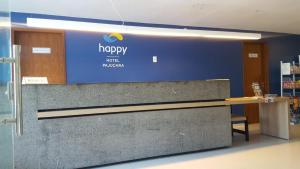 马塞约Happy Hotel Pajuçara的商店墙上的标志