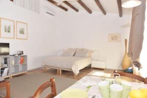 普利米里欧Suite in Masseria的一间卧室配有一张床和一张桌子及椅子