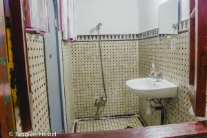 Tangiers Hostel的一间浴室