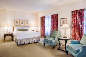 西雅图五月花公园酒店的酒店客房,配有一张床和两把椅子
