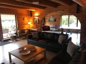 TurkalneBērzi的客厅配有沙发和桌子
