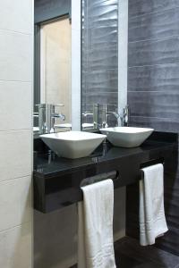 洛格罗尼奥金月桂膳食公寓的浴室设有2个水槽和镜子