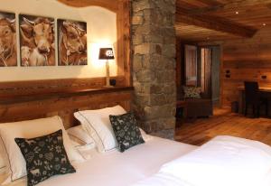 科涅奥黛特特鲁帕斯住宿加早餐旅馆的卧室配有白色的床和石墙