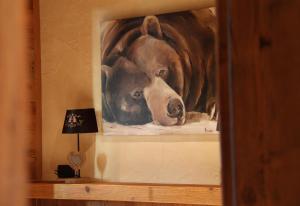 科涅奥黛特特鲁帕斯住宿加早餐旅馆的挂在墙上的马的画