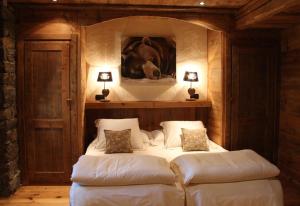 科涅奥黛特特鲁帕斯住宿加早餐旅馆的卧室配有一张挂有壁画的马床。