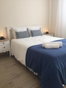 圣罗克杜皮库Casas do Navalhão的一间卧室配有一张带蓝色毯子的大床