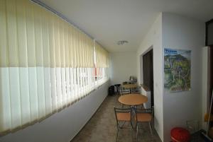 默主歌耶伊万卡巴拉克膳食公寓的走廊上设有桌椅