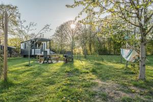 OnstweddePipowagen Elsebein Groningen Westerwolde unieke ligging met eigen tuin en vrij uitzicht over veld naar natuurgebied的相册照片