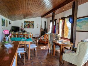 洛雷多Posada La Merced的客厅配有桌椅