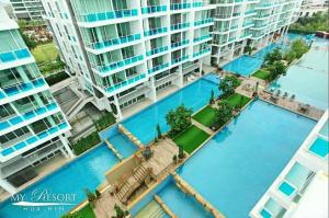 华欣My resort HuaHin By U home的公寓大楼的空中景致,设有2个游泳池