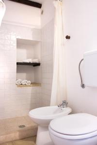 萨尔维Terra di Leuca的白色的浴室设有卫生间和水槽。