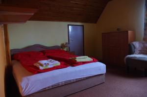 齐尔茨霍瓦特花园小屋的一间卧室配有一张带红色毯子和椅子的床