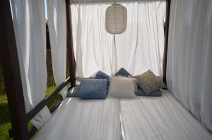 桑亨霍Hotel Cachada的帐篷内的一张床位,配有枕头