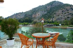 达利安奇纳尔萨赫勒酒店的一张桌子和椅子,享有河景