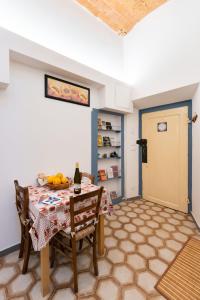 普拉托Stella apartment的一间用餐室,配有桌子和一些水果