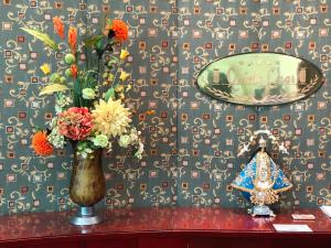 圣胡安－德洛斯拉戈斯塞萨尔金塔酒店的花瓶在桌子上,墙上有花瓶