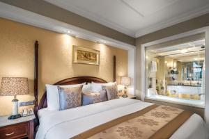 昆明昆明翠湖宾馆的一间卧室设有一张大床和一个大镜子