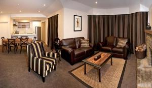 瓦纳卡Pembroke Lodge的客厅配有皮革家具和桌子