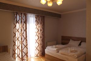 卡兹贝吉Ketino's Home的一间卧室设有两张床和窗户。