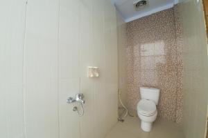 RedDoorz Plus Syariah @ Pentadio Gorontalo的一间浴室