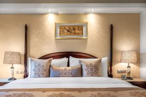 昆明昆明翠湖宾馆的一间卧室配有一张大床和两盏灯