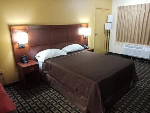 奥兰多奥兰多经济型汽车旅馆的酒店客房 - 带一张大床和两个枕头