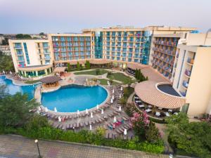 阳光海滩迪亚娜海滩酒店-全包的享有带游泳池的度假村的空中景致