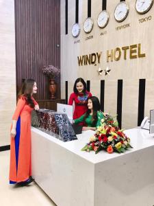 洞海Windy Hotel Quang Binh的两名妇女站在旅馆前台