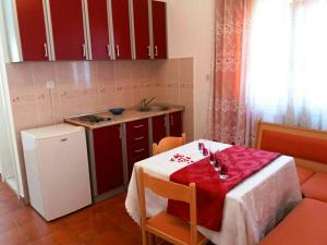 伊加洛Apartments Sun Igalo Montenegro的一个带红色桌布桌子的小厨房