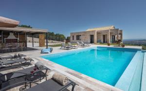 利萨基亚Zinos Luxury Villa的一个带游泳池和庭院的别墅