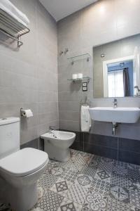 格拉纳达卡萨德拉龙佳公寓的一间带卫生间和水槽的浴室