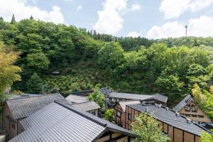 南小国町Ryokan Nanjoen的享有树木和建筑的村庄的顶部景色